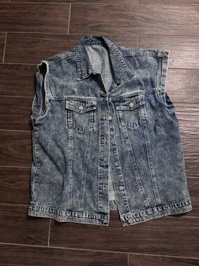 Women’s  Sleeveless Denim Jacket - Washed Blue
